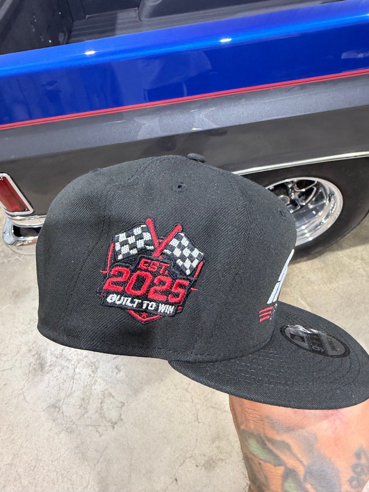 SIGNATURE NEW ERA HAT BLACK/RED